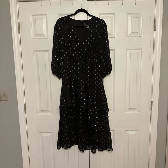 Maison Tara Dresses & Skirts - Gorgeous black and gold midi dress